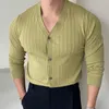 Mäns avslappnade skjortor 2024 Autumn Fashion Knit V-ringskjorta Mens Slim Fit Långärmad ribbade stickade toppar för män Stylish Polo-knapp