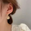 Brincos de argolas da moda Coreia Gold Patela Elegante Declaração de Pérolas Earring para Mulheres Meninas Partido Jóias do Casamento Presente E028