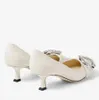 أحذية أنيقة للعلامة التجارية Melva Dorsay Sandals مدببة إصبع القدم منخفضة الكعب في الصلفية المنخفضة الكعب الأبيض