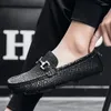Casual schoenen 2024 Trend luxe lederen mannelijke slip op formele loafers mannen mocassins flats die retro voor man rijden