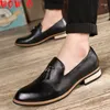 Casual skor läder män kör designer brun svart loafers mens mockasins italiensk bröllopsklänning tofs