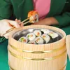 Kommen rijst stoomboot salade serveer container sushi houten emmer vat stomende stoomboten