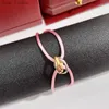Urok bransolety Trinity Charm Lucky Red Rope for Women Designer Jewelry Gold PlATED 18K T0P Wysokiej jakości marka Projektant luksusowy briewek Premium Prezenty z torbą L46