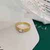 Titanstål guldpläterad ring för kvinnor enkel och cool stil designer fashionabla dekoration personlig kvinnlig diamant inlagd