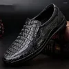 Sapatos casuais hongqiangyin crocodile couro homens cantos pés preguiçosos costura manual doug