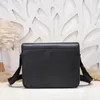 A mais recente bolsa transversal diagonal masculina é feita de couro de vaca encerado de primeira linha com excelente sensação de mão, o hardware original possui detalhes exclusivos de acabamento