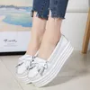 Promenadskor 2024 vår sommar kvinnors ökning tjock ensamstående koreansk version fransar avslappnad litet vitt läder