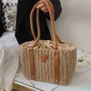 2024 새로운 디자이너 여성 크로스 바디 어깨 야채 바구니 밀짚 손 단색 드로우 스트링 짠 가방