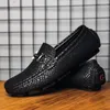 Casual schoenen 2024 Trend luxe lederen mannelijke slip op formele loafers mannen mocassins flats die retro voor man rijden