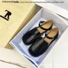 Radskor Pure Source Nisch -serien av smörläderet minimalistiska ihåliga plattbotten sandaler för kvinnors rad fyrkantiga huvudbälte spänne sandaler trend hög kvalitet