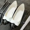 Frühling Neue spitze flache Schuhe berühmte weibliche Designerin luxuriös maßgeschneiderte importierte Superfiberfaser Leder Casual Schuhe Klassische Leder -Sohle High Heels