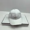 Kawałki Ball Designer Wysokiej jakości P -Family Baseball Cap z odwróconym trójkątnym żelaznym logo, twardą czapkę kaczątką, swobodną i wszechstronną czapkę przeciwsłoneczną dla mężczyzn Kobiety Qof3