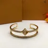 Med låda lyxdesigner Bangle Diamond Flower Armband för kvinnor manschett armband 18k guld titan stål armband smycken valentins dag gåva