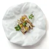 Tallrikar fransk keramisk maträtt oregelbunden vita kallskärningar kreativa hushållsbeteckna torkade fruktfack restaurang hem