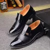 캐주얼 신발 남성 뾰족한 발가락 드레스 특허 가죽 남자 로퍼 웨딩 맨에 미끄러짐 Heren Schoenen Sapato Masculino Social