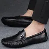 Chaussures décontractées 2024 Spring and Automn Men Fashion Slip on de haute qualité en cuir mocassins mocassins conduisant