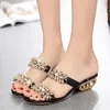 Vestido Sapatos 2024 Linecas de cristal brilhantes Mulheres Mulheres Rhinestone Med Heels Sandals Mulher Bohemian Gold Strange Heel Flip Summer Summer