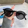 Solglasögon Klassisk moderundan för kvinnor Enkel trendiga matta män Eyeglass Frame Outdoor Driving Shades Accessory UV400