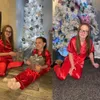 2024 Pijamas de Natal personalizados para crianças crianças sólidas Família de seda vermelha combinando roupas personalizadas menino menina natal pijamas 240327