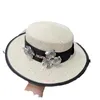Szerokie brzegowe czapki designer krawędzi letni skórzana krawędź płaska czapka top, cekin projektant, ten sam styl słomy wakacyjny plaż