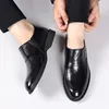 Sapatos casuais masculinos moda britânica mocassins de couro macio confortável e respirável planos de luz masculinos formais dirigir