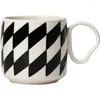 Kubki Kreatywny kubek do kawy Czarno -biała szachownica ceramiczna filiżanka para filiżanek popołudniowy prezent na herbatę dla przyjaciół