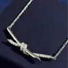 Designer-Marke High-Version-Knoten-Halskette für Frauen S925 Sterling Silver Knoted Bogenanhänger mit hochwertiger 18 Karat Gold plattierter Schloss Knochenkette