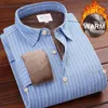 Camicie casual maschile 2024 uomini camicia invernale in denim a maniche lunghe cotone a pedaggio in cotone con fondo caldo a strisce calde