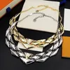 Europa America Stile di moda Gioielli set Lady Women Brass Inlay V Letter Rhombus Ploiato Gold GO14 Orecchini di collana larga M01460 M01456