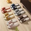 Slippers 2024 Linge d'été en gros de la maison masculine pour hommes intérieurs non-glip à quatre saisons coton et muette féminine