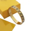 Bracelets de charme Europe America Top Designer Jewelry La Women Titanium Steel Black / White Email Gravement Gravé 18K Gold Bangle 4 Color L46