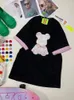 女性用Tシャツレトロ刺繍クマパッチ短袖Tシャツ女性2024春夏ファッショナブルカールカールブリムラウンドネックミッドレングス