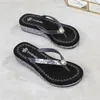 Slippers op een wig house platform Med Glitter Slides Vrouwelijke schoenen Rubber slippers Fashion Lady Jelly 2024 Zomer Hawaiian Lux