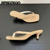 Tofflor koreanska skor Summer Medium Heel Brown Runway 2024 Naken Solid Plain Thin Women Sandaler Kattunge Footwear Flip Flop Pumpar