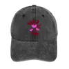 Boinas brilhantes de flores peônias rosa em chapéu azul de cowboy cair nas fêmeas
