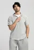 Miyake Lapel Top Polo T Shirt للرجال مطاطين على الأكمام القصيرة الصيفية ملابس فضفاضة أزياء الشارع 240322