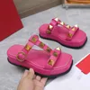 Sommer beliebte Frauen Sandalen 2024 Mode Luxusmarkengeschäftsarbeit Leisure Travel Logo Frauen High Heels Männer flache Schuhe 24.4.6VR