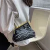 2024 neuer Designer Womens Crossbody Schulter heiße Nische gestreifte Texturclip auf der Satteltasche