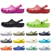 Darmowa wysyłka Croc Clog Sandals Sandals Men Kobiety Dzieci Slajdy Kappy plażowe płaskie klasyczne białe czarny niebieski zielony zielony różowy różowo -zewnętrzny morelowe buty wodoodporne