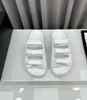 Sandales à trois barres de diamant en cuir d'été femelle Sandales plates décontractées 2024 Nouveau style