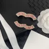 20style luxe designer merk Brass Letter Broches 18K Gold Ploated Women Pearl koperen broche Charm Suit Pin Marry Wedding Party Gift Sieraden Accessorie