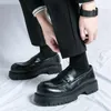 Lässige Schuhe Mann schwarze Ladung Leder Feste Farbe Dicker Soled Mode runde Zehen tägliche Hochzeitskleiderparty Faux Wildleder