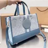 2024 Heta messenger väskor Ny hög kapacitet Tygväska mode One Shoulder Crossbody Womens Handväska Kopplingar och resor