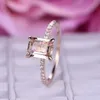 Roze simulatie diamanten ring met een verfrissende Instagram -stijl champagne damesaccessoire