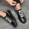 Chaussures décontractées mode Men de luxe printemps automne en cuir réel en cuir respirant plates de créateurs à lacets à lacets noir blanc