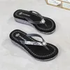 Slippers op een wig house platform Med Glitter Slides Vrouwelijke schoenen Rubber slippers Fashion Lady Jelly 2024 Zomer Hawaiian Lux