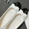 Frühling Neue spitze flache Schuhe berühmte weibliche Designerin luxuriös maßgeschneiderte importierte Superfiberfaser Leder Casual Schuhe Klassische Leder -Sohle High Heels