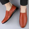 Lässige Schuhe weiche Männer Luxus -Slipper 2024 Herren rutschen auf stilvolle Elegantes Männer Leder Kleid Männlich bequemer Fahrschuh