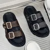 Designers sandaler casual skor män kvinnor tofflor mode spänne smalt band kohud utskrift läder fabrikskoskor platt klack slipper 35-45 unisex sandal