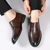Sapatos casuais masculinos moda britânica mocassins de couro macio confortável e respirável planos de luz masculinos formais dirigir
